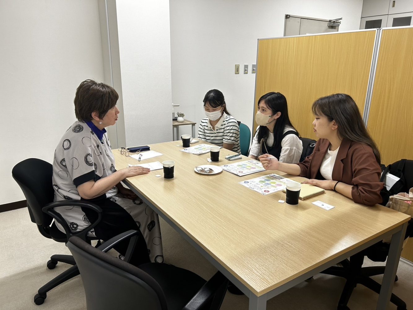 来所相談の様子。相談は、電話・メール・LINEで行い、必要時は面談を行う。